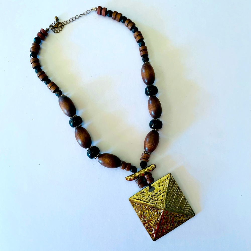 Elegant Gold and Brown Pendant Necklace